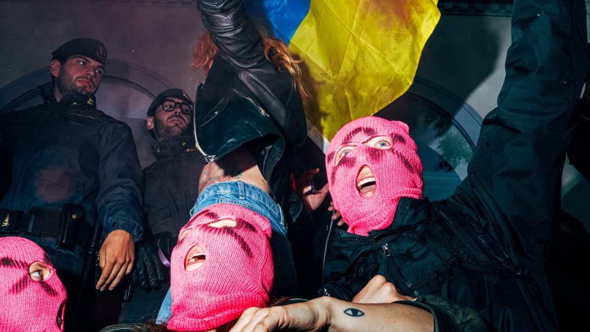 Pussy Riot и FEMEN окупираха руския пави...