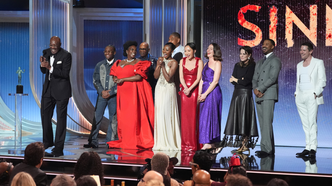 Екипът на "Грешници" получава приза на Американските филмови награди