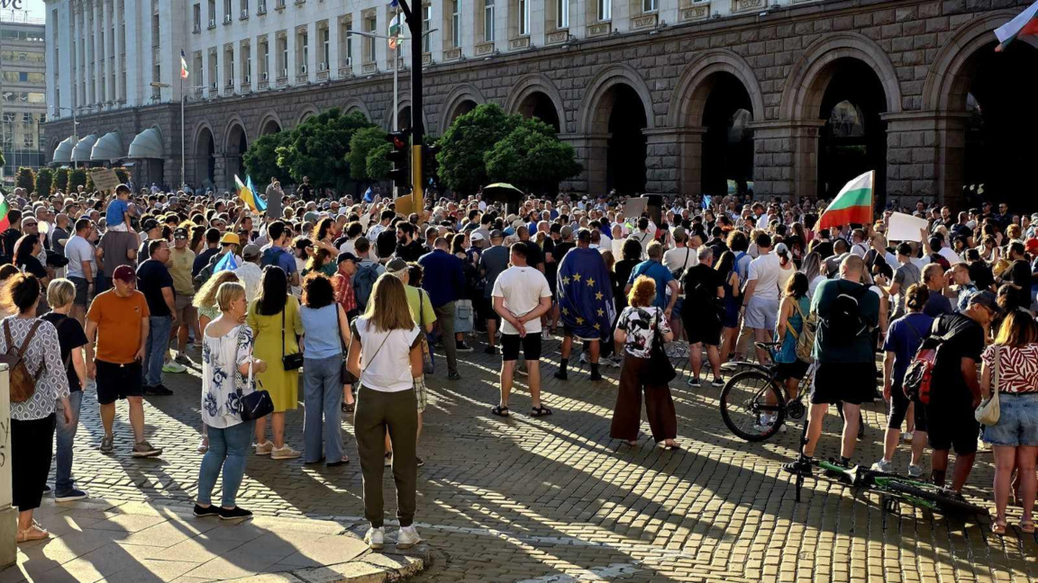 Първи протест срещу кабинета "Радев" в С...