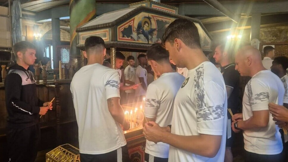Първият отбор на Славия отдаде почит към...