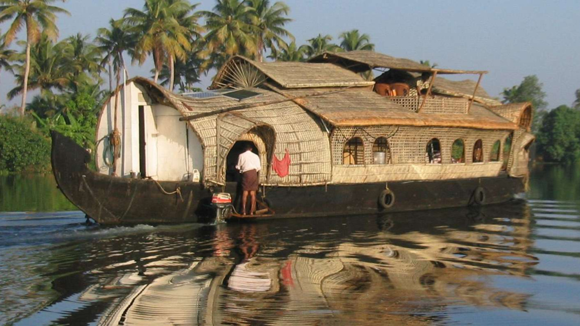В плаващи къщи туристите опознават Керал...