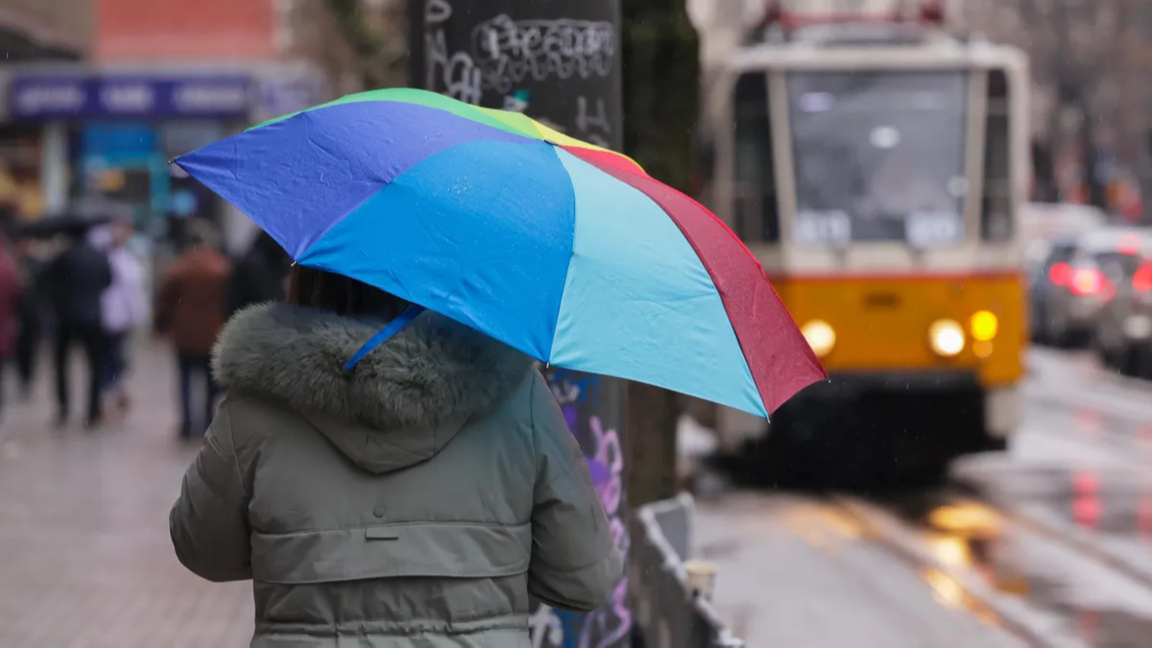 Остава облачно с превалявания от дъжд...
