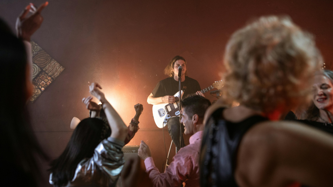 Науката разяснява: Защо музиката ни кара да танцуваме?